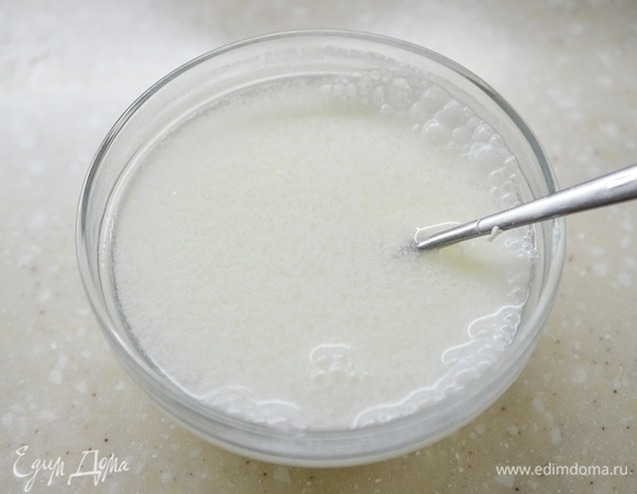 Сметану залейте стаканом горячей воды, размешайте. Залейте голубцы полученным соусом. Запекайте в разгретой до 180°C духовке, прикрыв верх фольгой, около 45 минут.