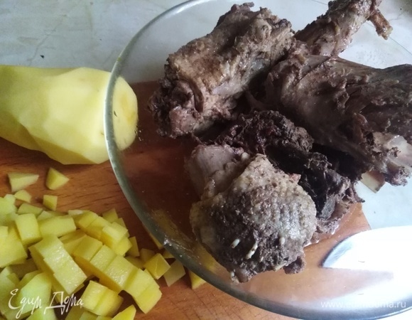 Суповые части утки (шею, хребет, крылья) отварить до готовности в течение 2 часов. Вынуть из бульона, охладить. Картофель нарезать, выложить в бульон. Варить 10 минут.