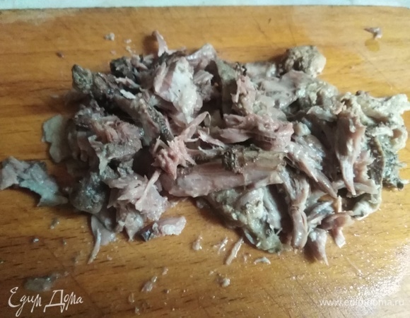 Мясо отделить от костей, отправить следом за картошкой.