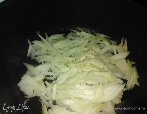 Лук нарезать, чеснок натереть на терке. Пассеровать на растительном масле до аромата и изменения цвета.