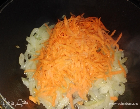Добавить натертую на терке морковь. Пережарить до изменения цвета.