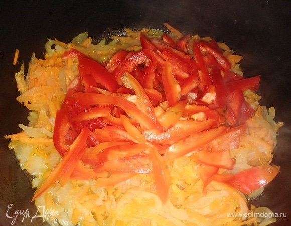 Нарезанный болгарский перец соединить с овощами. Жарить 5–7 минут.