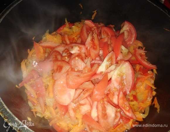Всыпать нарезанные помидоры. Добавить сахар. Жарить 10 минут.