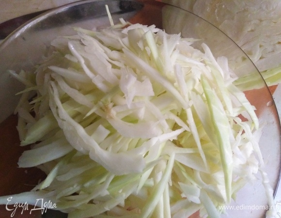 Нашинкованную капусту добавить в бульон с картошкой. Варить 10 минут.