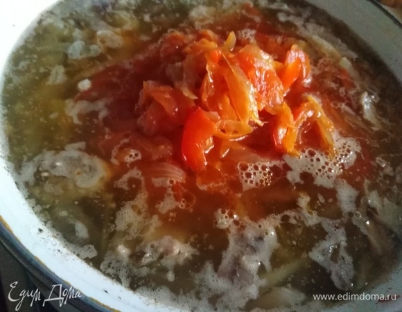 В кастрюлю выложить обжаренные овощи. Посолить по вкусу. Добавить лавровый лист, душистый перец. Проварить суп в течение 5–7 минут.