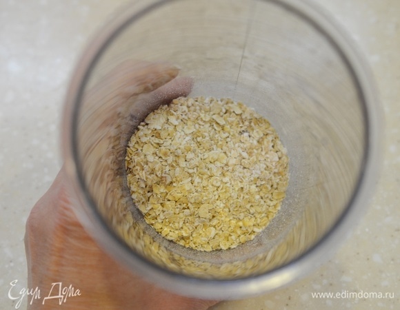 В чашу блендера добавьте овсяные хлопья.