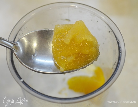 Добавьте мед. Для вкуса также можно добавить щепотку ванили и корицы.