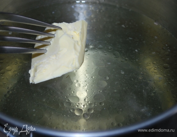 1,5 л куриного бульона влейте в кастрюлю и добавьте сливочное масло.