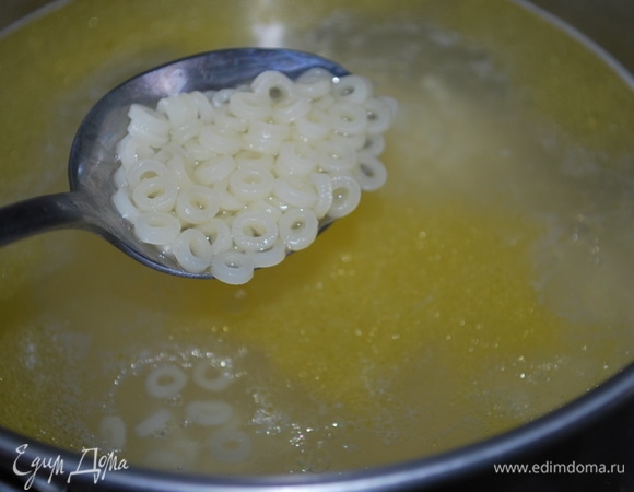 Всыпьте макароны (у меня мелкие колечки anellini), варите примерно 7 минут. Посолите по вкусу.