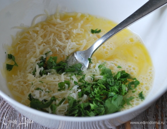 В миске с помощью вилки смешайте взбитые яйца, сыр и петрушку.
