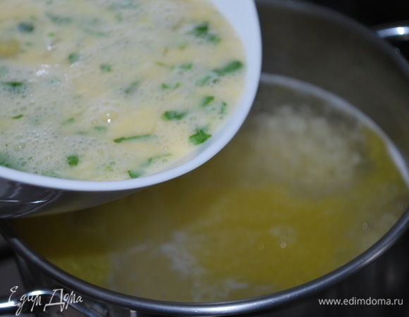 Добавьте взбитые яйца с сыром и зеленью в горячий бульон с макаронами, перемешайте.
