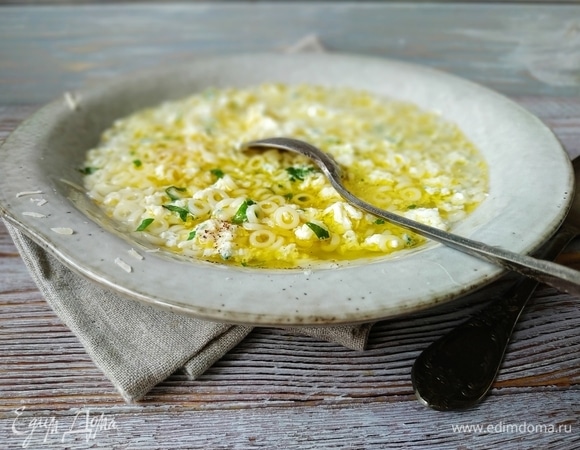 Суп разлейте по тарелкам, посыпьте сыром, свежей зеленью, перцем и подавайте к столу. Приятного аппетита.