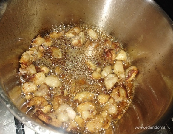 Жир растопить на тихом огне в кастрюле.