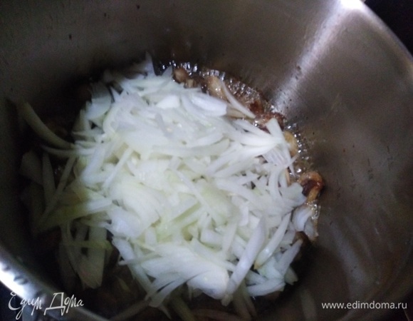 Добавить репчатый лук.