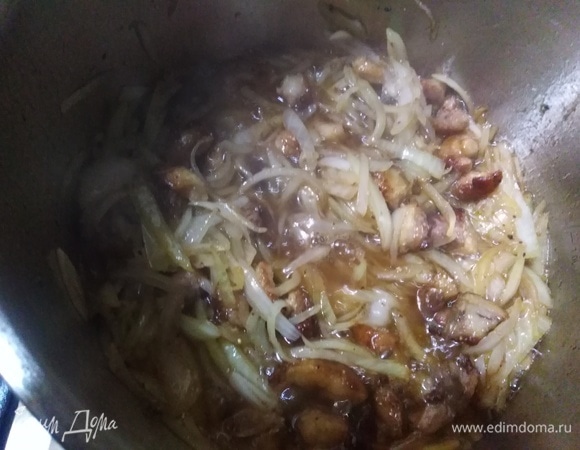 Пассеровать до золотистого цвета.