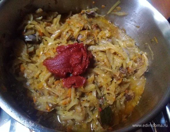 За 30 минут до готовности добавить перец, лавровый лист, томатную пасту и сахар. Перемешиваем. Если требуется, подсаливаем. Тушим оставшееся время.