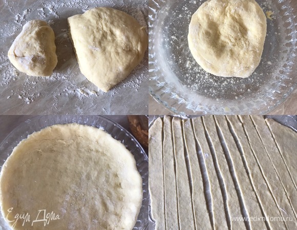 Духовку разогреть до 180°C. Форму для выпечки диаметром 26 см слегка смазать маслом и посыпать мукой. Тесто разделить на одну большую и одну маленькую части. Большую часть теста руками распределить по форме. Затем раскатать вторую часть и нарезать полосками. При необходимости посыпайте мукой.
