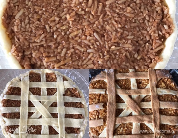 Переложить яблочную начинку в форму, сверху украсить полосками.