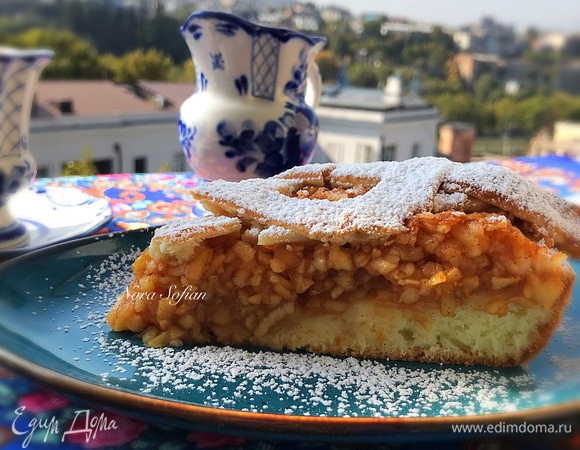 Готовый пирог достать из духовки, остудить и посыпать сахарной пудрой.