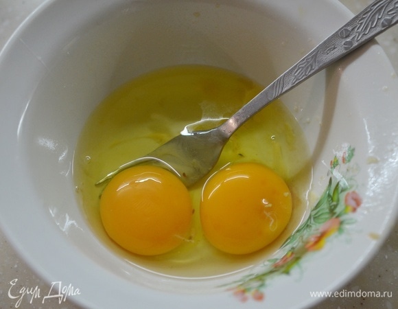 В миску вбейте яйца.
