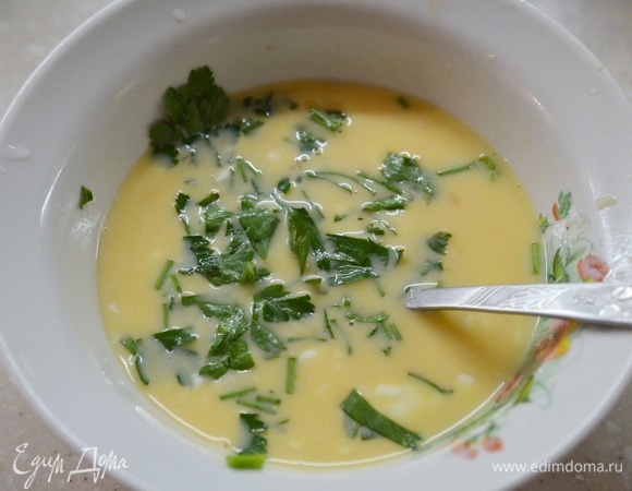 Добавьте нарезанную петрушку. Все интенсивно перемешайте вилкой.