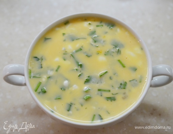 Вылейте яичную массу в пиалу, чашку или любую другую посуду для подачи. Я готовлю такой омлет в микроволновке в течение 5 минут на средней мощности.