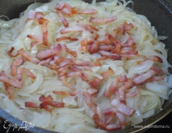 В сковороде разогреть оливковое масло, обжарить в нем нарезанный кубиками шпик до хрустящей корочки и убрать со сковороды. В вытопившемся жире обжаривать лук 3–5 минут, пока не выпарится жидкость. Затем вернуть шпик на сковороду к луку и перемешать.