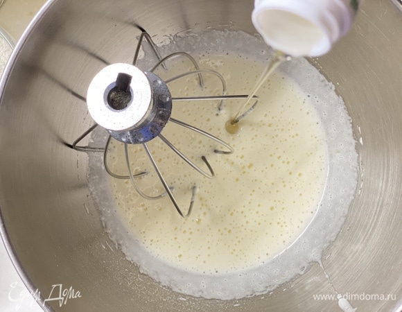 Бисквит. Яйца взбить сахаром. Продолжая взбивать, добавить растительное масло и соль.