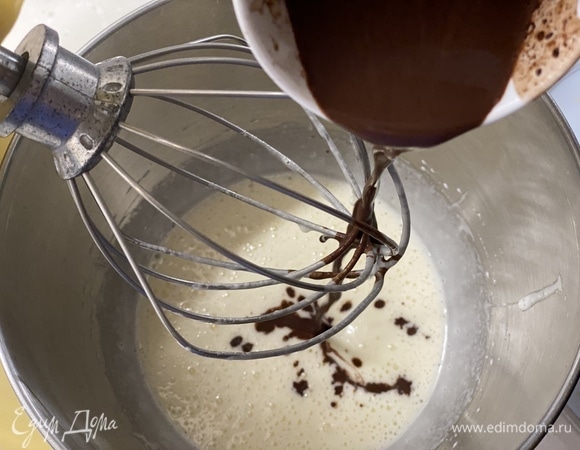 Какао залить горячим молоком, хорошо перемешать. Охладить и добавить к яичной массе.