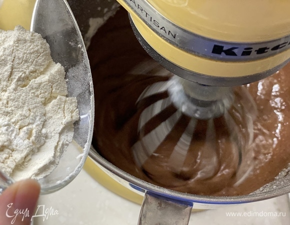 Муку смешать с разрыхлителем и частями добавить к тесту.