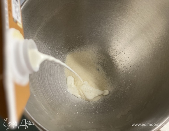 Суфле. Сливки смешать с желатином, оставить на 20 минут. Затем нагреть до растворения желатина, охладить.