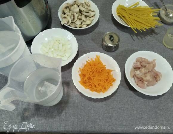Нарежем куриное филе средними кусочками, шампиньоны — дольками. Лук измельчим, а морковь натрем на терке.