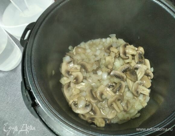 Отправляем в чашу мультиварки масло, лук, шампиньоны и устанавливаем режим «Жарка». Засекаем 10 минут.