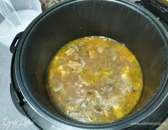 Добавляем в чашу 700 мл воды, куриное филе. Режим «Тушение», 30 минут.