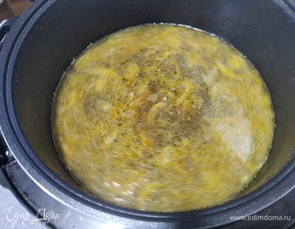 Добавляем в чашу 1,5 л воды, специи. Режим «Суп», 30 минут.