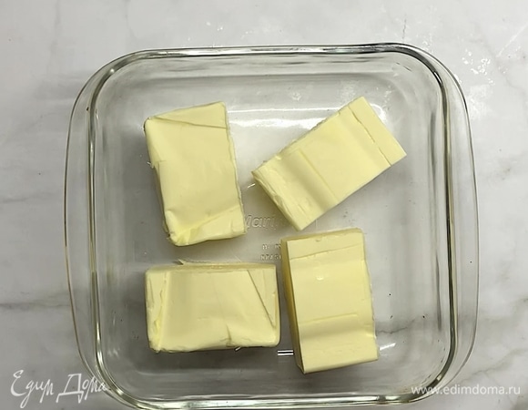Берем масло жирностью не меньше 82,5% — это обязательно! Выкладываем в форму с толстым дном или кастрюлю и ставим в духовку, разогретую до 150°C, на 1,5 часа.