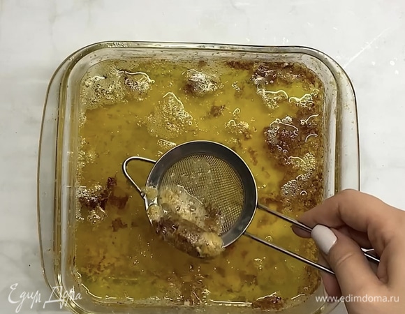 Достаем форму и аккуратно снимаем коричневую пленку.