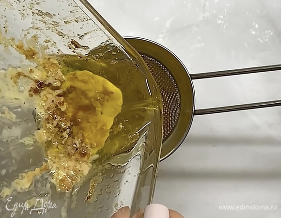 Сливаем прозрачное топленое масло в чистую банку через сито или марлю. Как только доходим до белого осадка, останавливаемся.