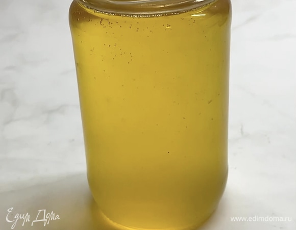 Закрываем банку крышкой и храним в холодильнике. Из 400 г сливочного масла получается 300 г масла гхи.