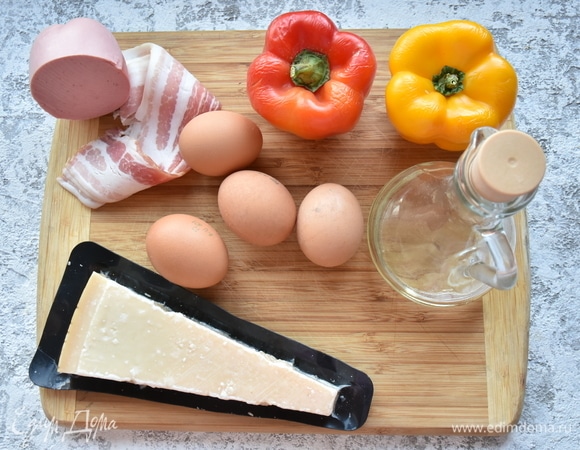 Подготавливаю продукты. В качестве добавок можно взять любое мясо или колбасные изделия, сыр, грибы или овощи. Бекон и ветчину нарезаю кубиком и обжариваю на оливковом масле.