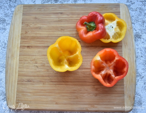 С перца снимаю «шляпки», очищаю овощ от семян и перегородок, по возможности не нарушая целостность стенок.