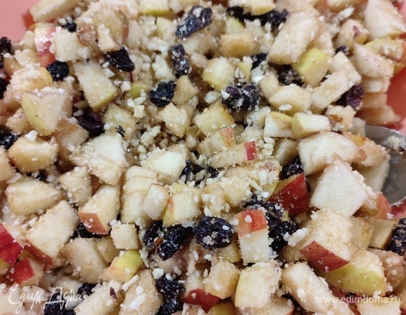 Яблоки очистить, удалить сердцевину и нарезать мелким кубиком. Миндаль крупно порубить. Смешать яблоки, изюм, миндаль и сахар.