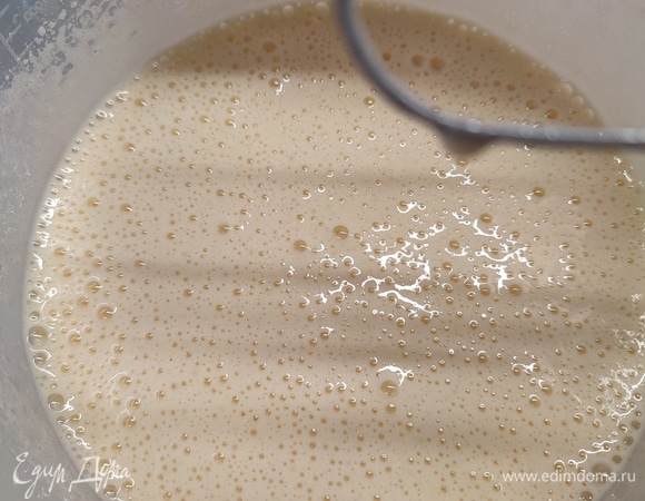 Яйца взбить с сахаром и коньяком до побеления.