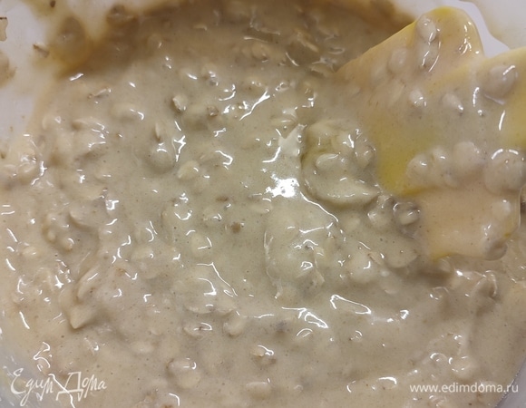 В сотейник с толстым дном положить мед и сливочное масло. Нагревать на маленьком огне, пока масса не станет однородной. Смешать муку с овсяными хлопьями и всыпать все в яичную смесь. Добавить мед со сливочным маслом и перемешать.