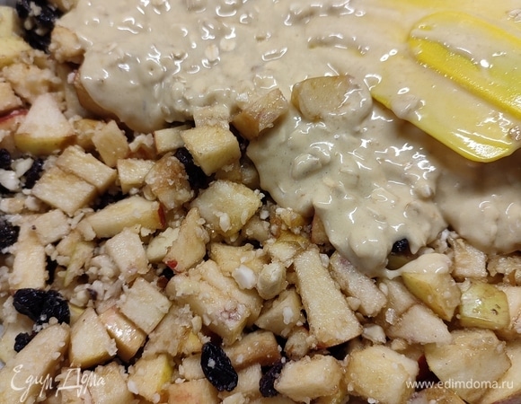 В форму для выпечки выложить половину теста. Равномерно распределить начинку и выложить вторую половину теста. Выпекать 40 минут при температуре 190°C.