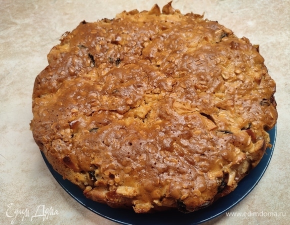 Готовой коврижке дать постоять 10 минут в форме. Потом аккуратно достать ее и оставить на решетке.