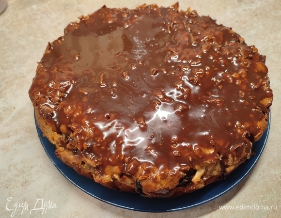 Для глазури смешать сахар с какао. В сотейник налить молоко и положить мягкое сливочное масло. Добавить какао с сахаром и прогревать до тех пор, пока масса не станет однородной. Полить коврижку глазурью.