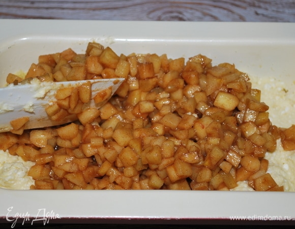 Форму для выпечки смажьте сливочным маслом (у меня форма размером 12х24 см), выложите половину теста. На тесто — начинку из яблок.