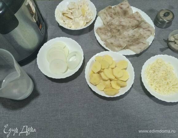 Картофель нарезать кольцами и половину смешать с майонезом. Лук тоже нарезать кольцами. Филе хека обильно поперчить и посолить.