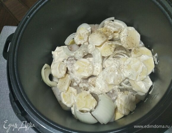 Укладываем слоями картофель (без майонеза), половину лука. Заливаем воду, укладываем куски хека. Затем — вторая половина лука. Накрыть все картофелем, что был смешан с майонезом. Режим «Тушение», 60 минут.